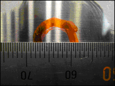 浸透探傷検査で発見されたピンホール(ステライト肉盛部)